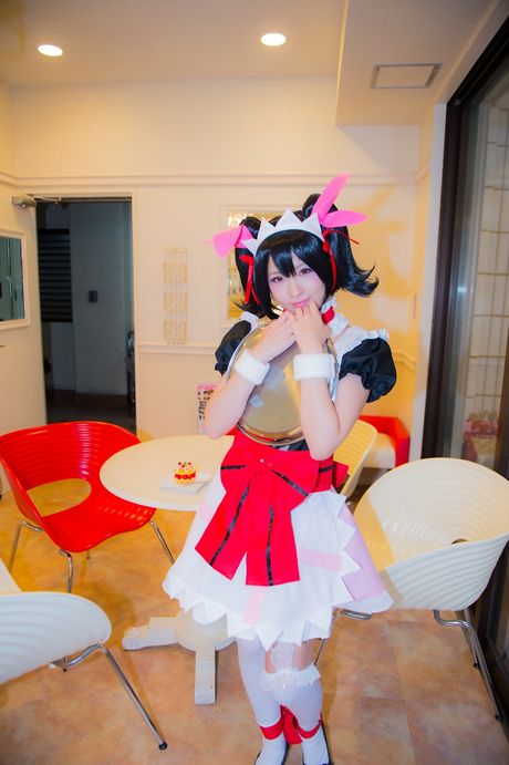 Asiatisk stuepige Yuka Nico afslører sin store røv og poserer i en stuepigeuniform