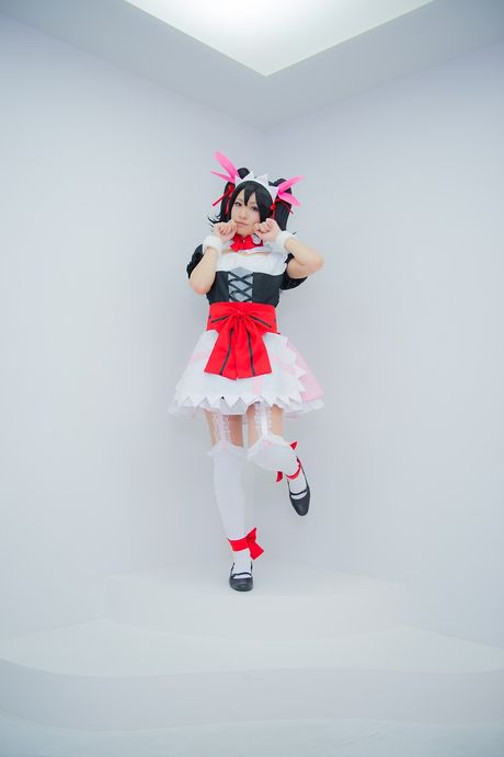 Asiatisk stuepige Yuka Nico afslører sin store røv og poserer i en stuepigeuniform