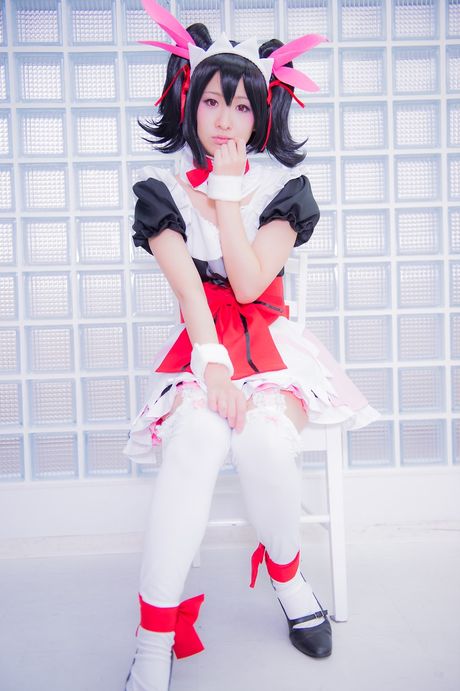 Asiatisk stuepige Yuka Nico afslører sin store røv og poserer i en stuepigeuniform