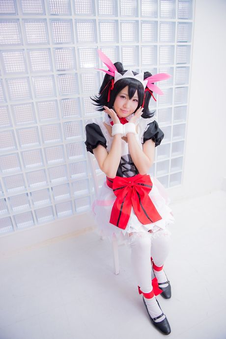 Asiatisk stuepige Yuka Nico afslører sin store røv og poserer i en stuepigeuniform