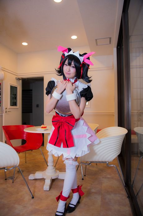 Asiatisk stuepige Yuka Nico afslører sin store røv og poserer i en stuepigeuniform