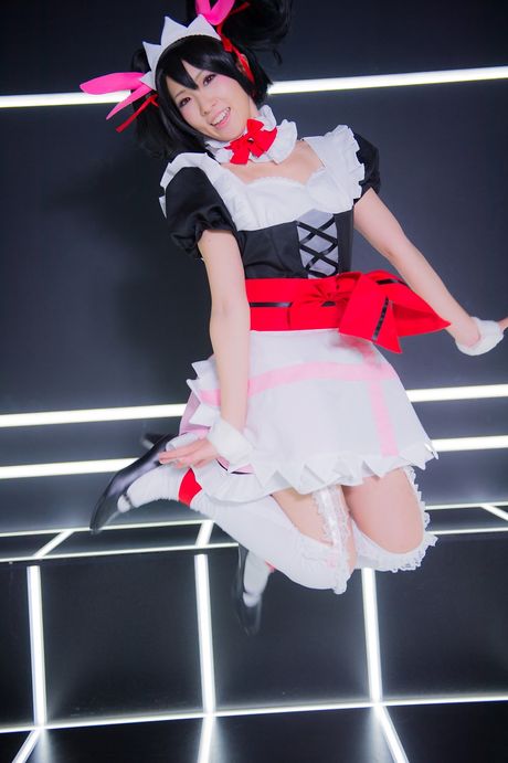 アジア人の女の子、ユカ・ニコは一人でモデルをしながらリボンとコルセットを着用している