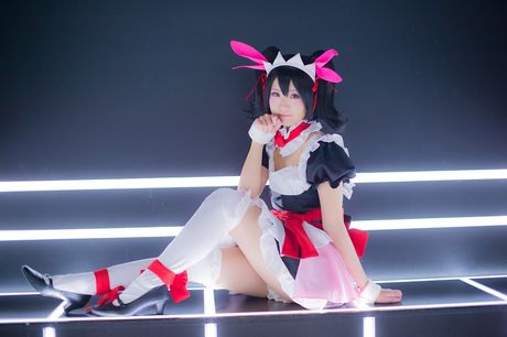 Den asiatiske pige Yuka Nico bærer en sløjfe og et korset, mens hun er alene model