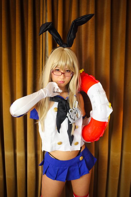 金髮日本女孩北見繪裡脫光衣服，只剩絲襪擺姿勢