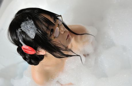 Namachoko 只戴著眼鏡，穿著白色洋裝