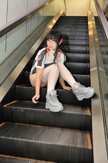 アジアの美女ナマチョコが大きな胸を披露し、白いストッキングでポーズをとる