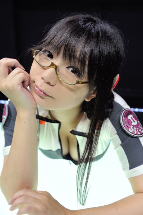 アジアの美女ナマチョコが大きな胸を披露し、白いストッキングでポーズをとる