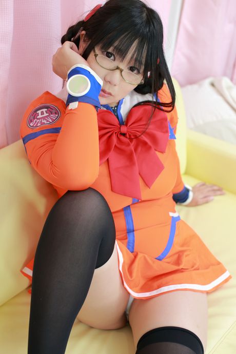 亞洲娃娃 Namachoko 展示她天然的小乳房並穿著絲襪擺姿勢