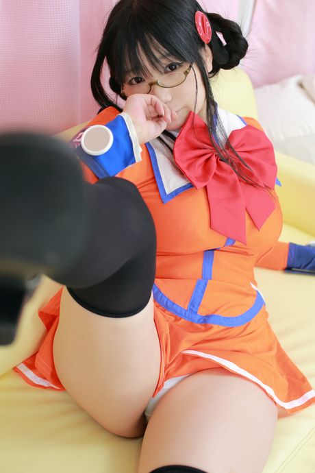 亞洲娃娃 Namachoko 展示她天然的小乳房並穿著絲襪擺姿勢