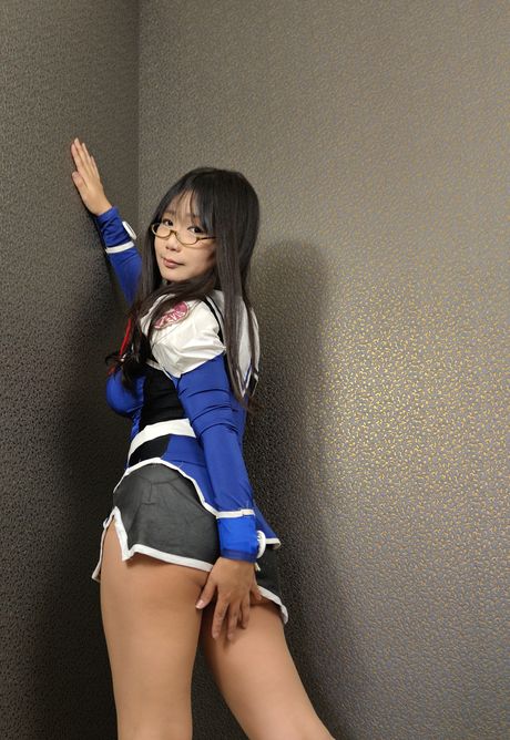 Asiatisk covergirl Namachoko bærer sine briller, mens hun klæder sig ud i hæle