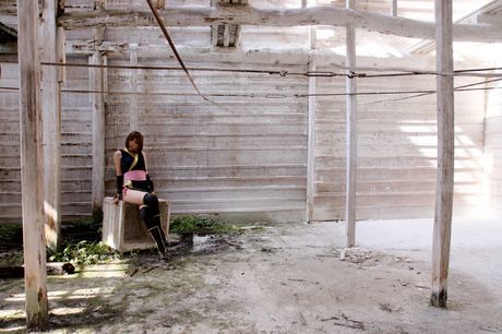 Asiatisk skønhed Higurashi Rin modellerer en sort kjole og strømpebukser i en solo