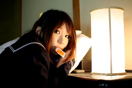 Asiatisk babe Higurashi Rin stripper til hvide strømper på badeværelset