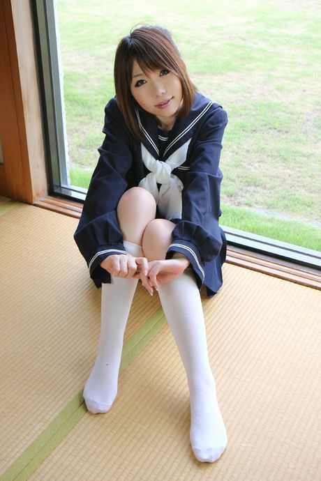 Asiatisk babe Higurashi Rin stripper til hvide strømper på badeværelset