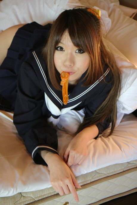 Asiatisk babe Higurashi Rin stripper til hvide strømper på badeværelset