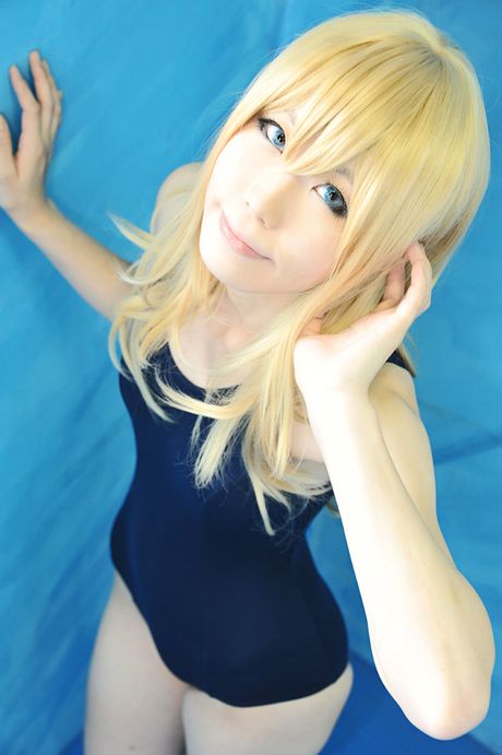 淺色頭髮的日本女孩 Haruka 穿著泳衣展示她漂亮的屁股和陰部