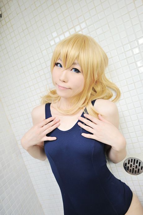 淺色頭髮的日本女孩 Haruka 穿著泳衣展示她漂亮的屁股和陰部