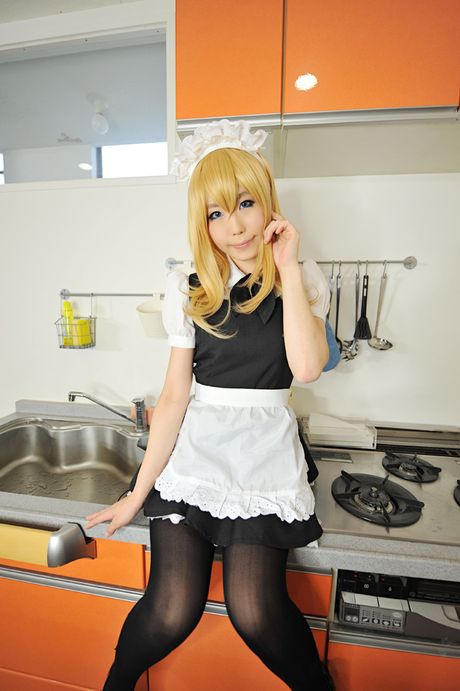 アジア人メイドの遥香は、熱いお尻を露わにし、キッチンで彼女のオマンコを広げます