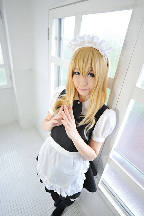 アジア人メイドの遥香は、熱いお尻を露わにし、キッチンで彼女のオマンコを広げます