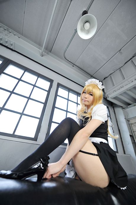 アジア人メイドの遥香は、熱いお尻を露わにし、キッチンで彼女のオマンコを広げます