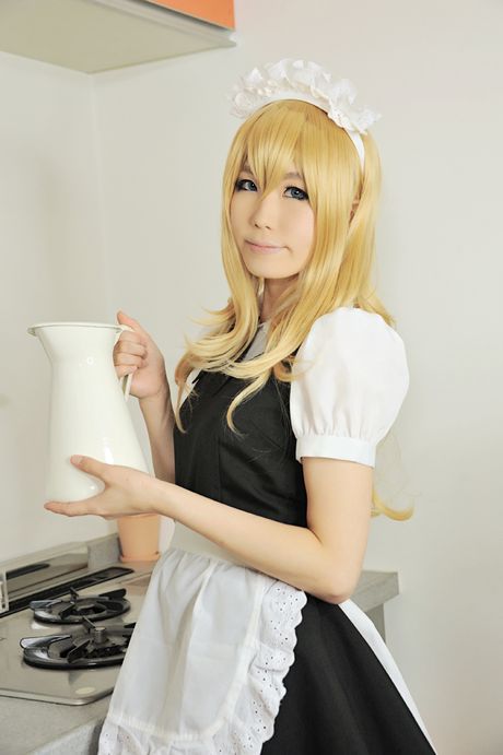 アジア人メイドの遥香は、熱いお尻を露わにし、キッチンで彼女のオマンコを広げます