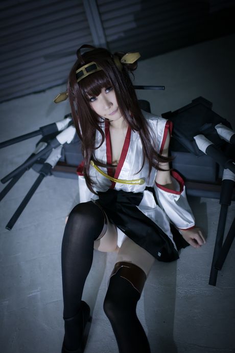 アジアの女の子アツキは小さなおっぱいを誇示し、ソロでポーズをとる