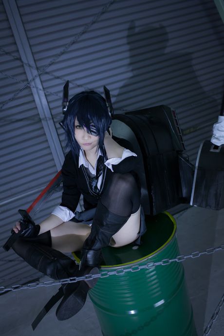 アジアの女の子アツキが平らなおっぱいを披露し、ソロストリップショーでポーズをとる