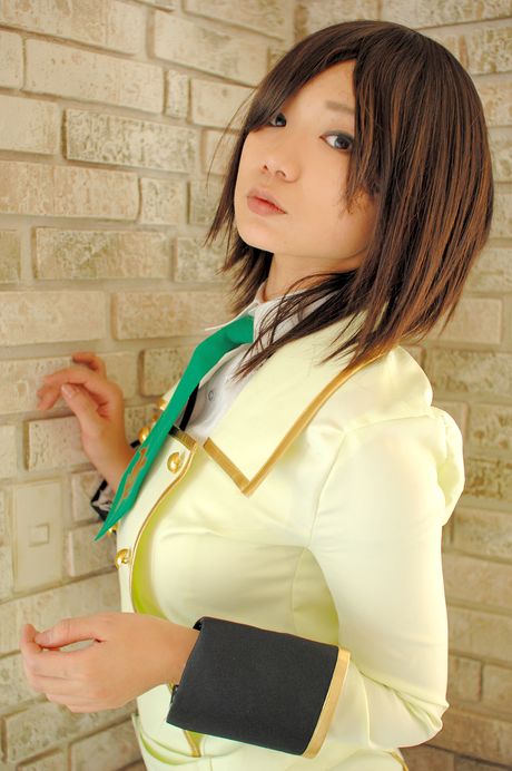 Asiatisk skønhed Namachoko afslører sine små bryster og poserer i hvide strømper