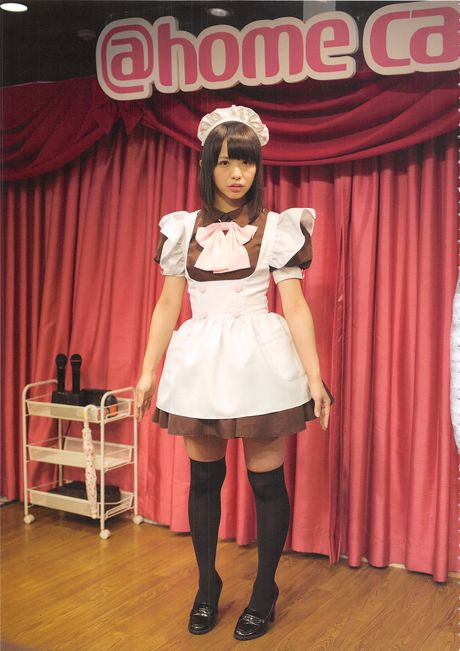 她展示了她驚人的胸部，然後露出了她剃光的陰部