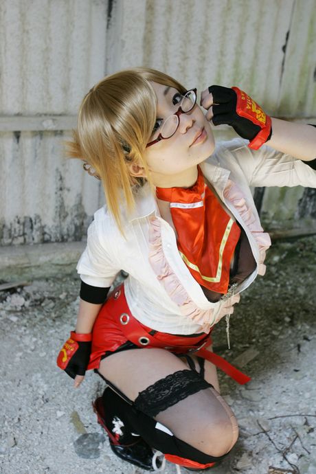 Blond japansk covergirl Namachoko afslører sine små bryster og poserer solo