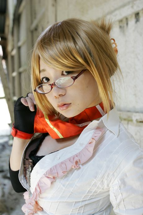 Blond japansk covergirl Namachoko afslører sine små bryster og poserer solo