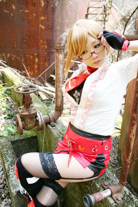 Blond japansk covergirl Namachoko afslører sine små bryster og poserer solo