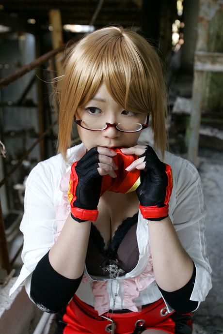 Blond japansk covergirl Namachoko afslører sine små bryster og poserer solo