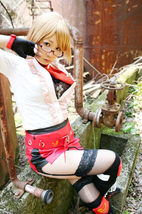 Blond japansk covergirl Namachoko afslører sine små bryster og poserer solo