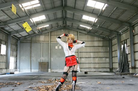 Blond japansk covergirl Namachoko afslører sine små bryster og poserer solo