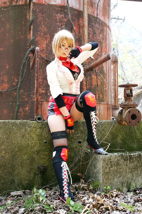 Blond japansk covergirl Namachoko afslører sine små bryster og poserer solo