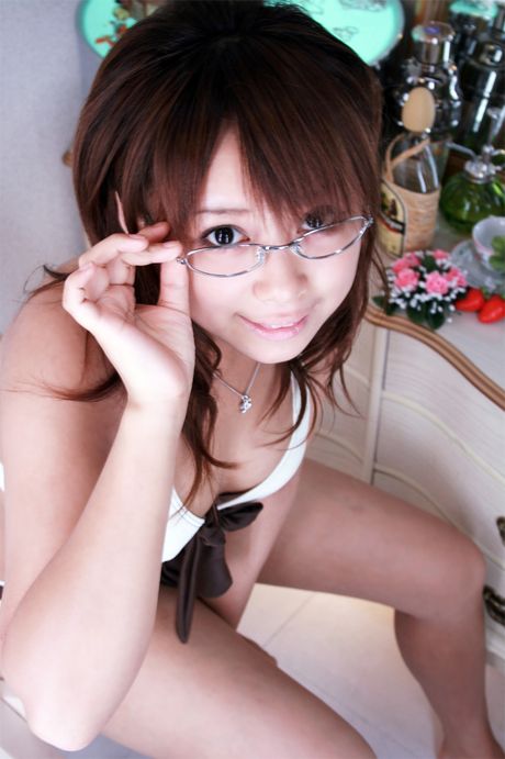 一流的亞洲青少年 Konan 突出了她的大胸部和剃光的陰部