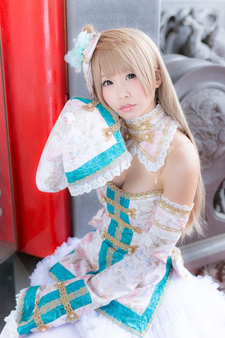 亞洲女孩 Itsuki Akira 赤身裸體，穿著白色絲襪，坐在椅子上