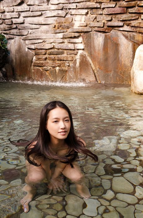 亞洲女孩 Yuki Mamiya 展示她平坦的乳房並穿著比基尼擺姿勢