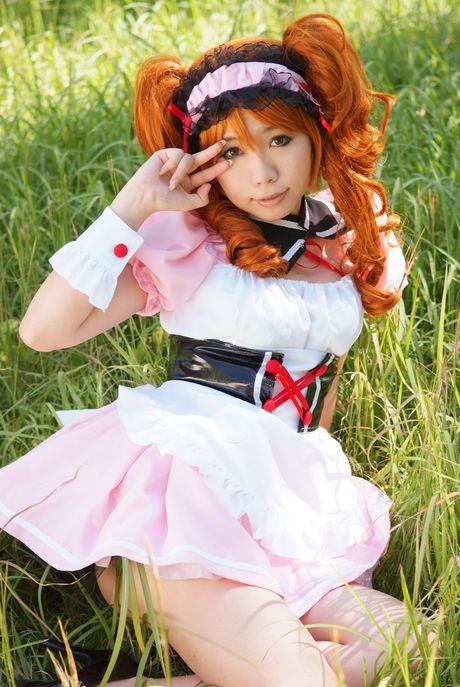 茶色の目をした日本の十代の少女、日暮りんが花畑でポーズをとる