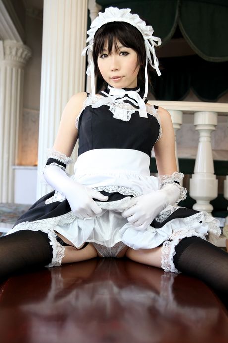 アジア人メイドの日暮りんが大きなお尻を誇示し、ストッキングでポーズをとる