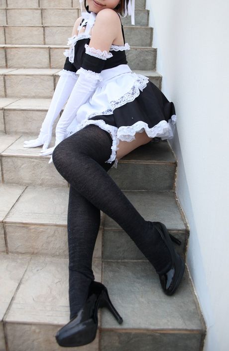 アジア人メイドの日暮りんが大きなお尻を見せてストッキングでポーズをとる