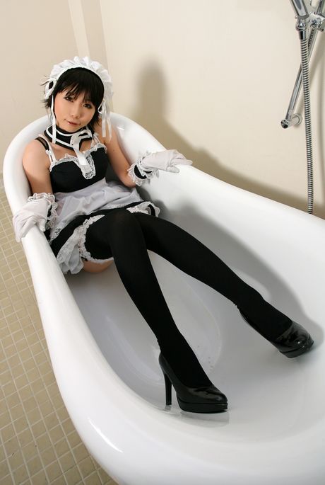 亞洲女僕 Higurashi Rin 展示她漂亮的乳房並穿著絲襪擺姿勢