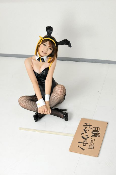 Asian bunny Higurashi Rin presents her large boobs and her shaved pussy
