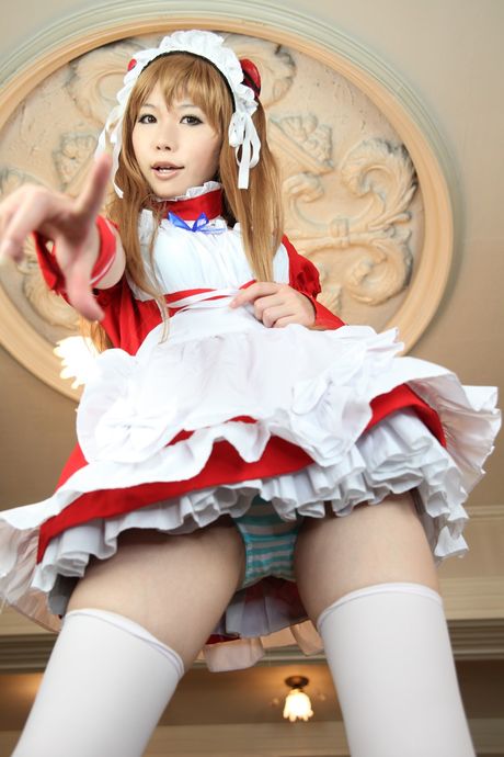 日暮りんは、自分の体を披露するのが大好きな可愛い日本のメイドです