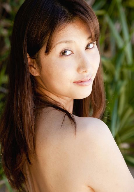 亞洲封面女郎橋本真奈美脫掉內衣，露出她的身體