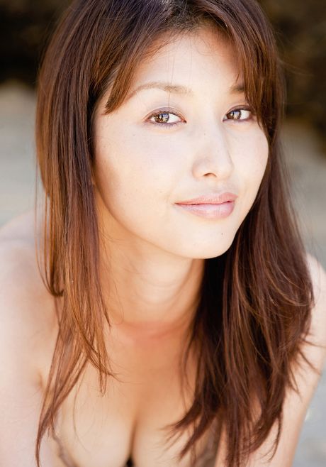 亞洲封面女郎橋本真奈美脫掉內衣，露出她的身體