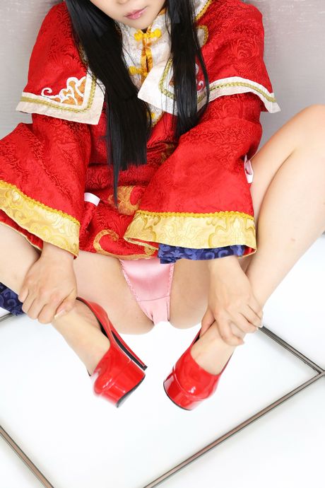 Asian girl Higurashi Rin sports a hat while getting naked in heels