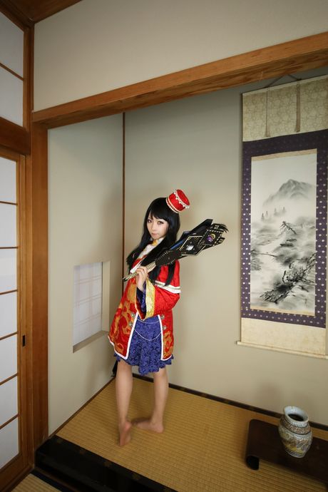 Asiatisk pige Higurashi Rin viser sin store røv og poserer udendørs med en hat