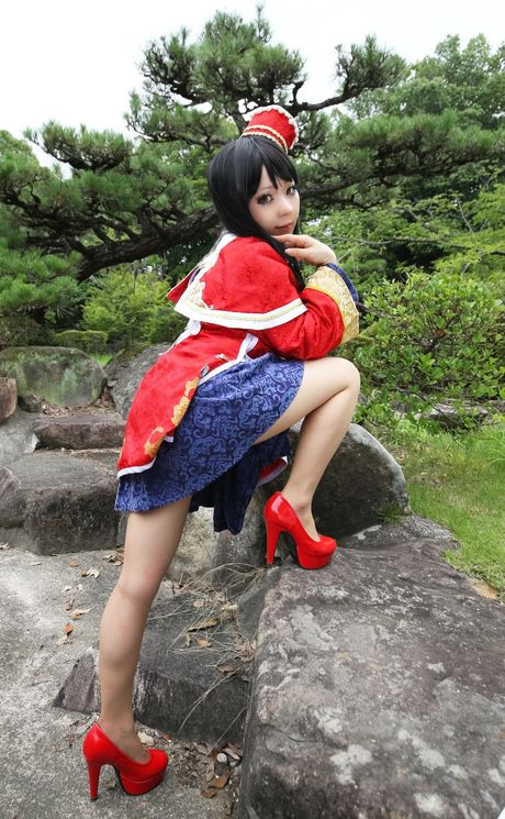 Asian chick Higurashi Rin shows her big butt and poses in a hat outdoors