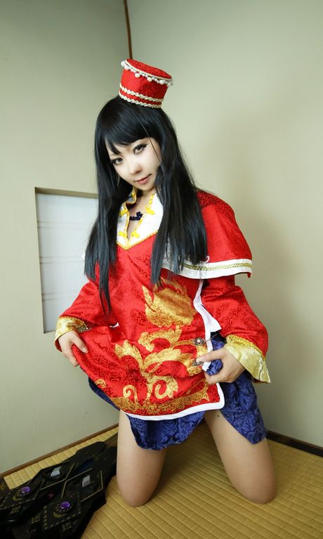 Asiatisk pige Higurashi Rin viser sin store røv og poserer udendørs med en hat